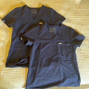 2 FIGS Catarina one pocket scrub tops